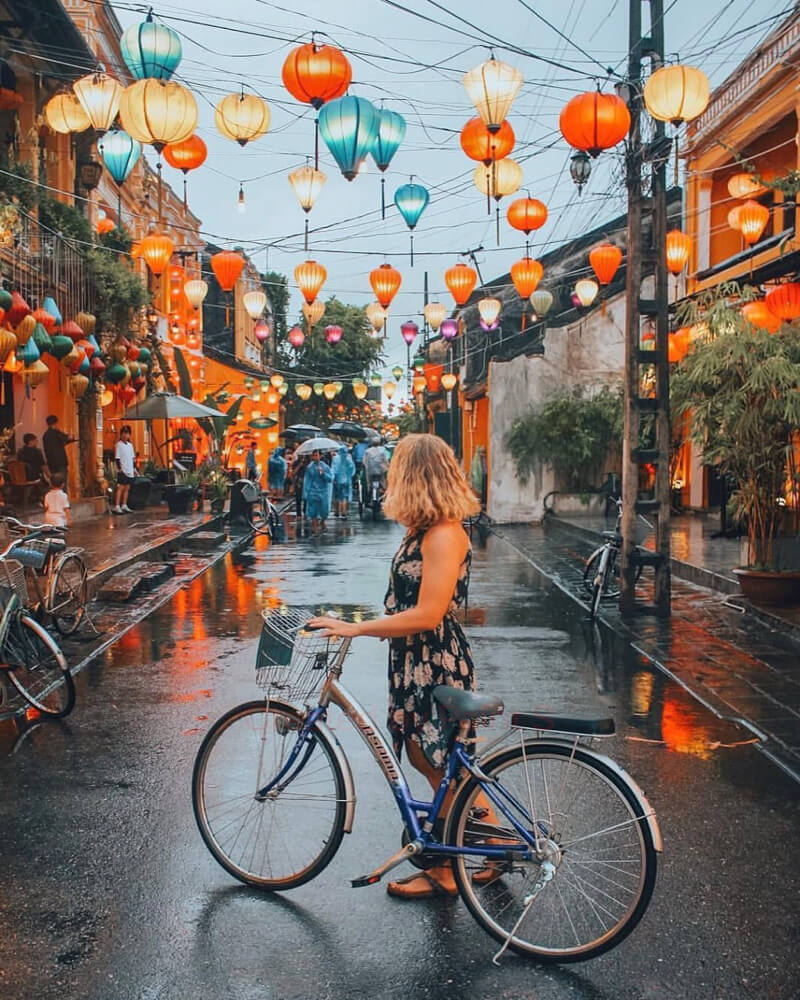 Du khách có thể đạp xe dạo qua những con hẻm trong phố cổ