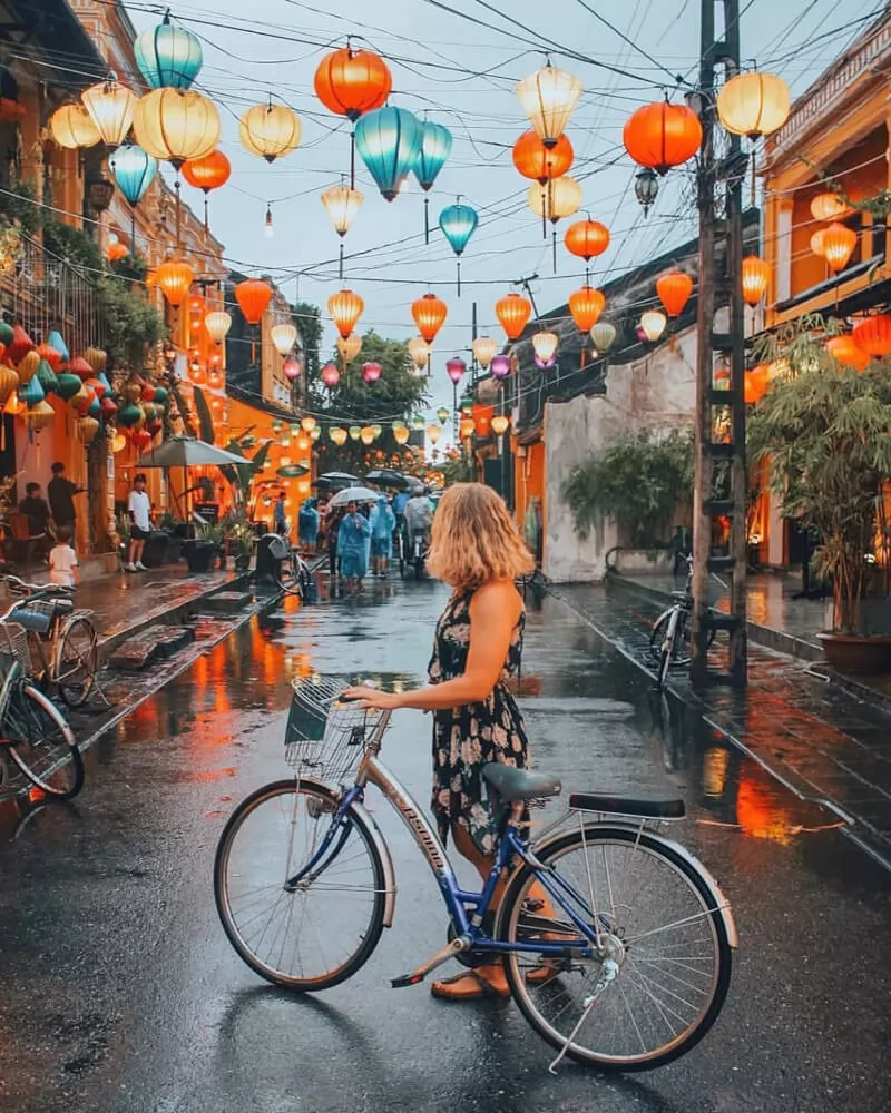 Du kh&aacute;ch c&oacute; thể đạp xe dạo qua những con hẻm trong phố cổ